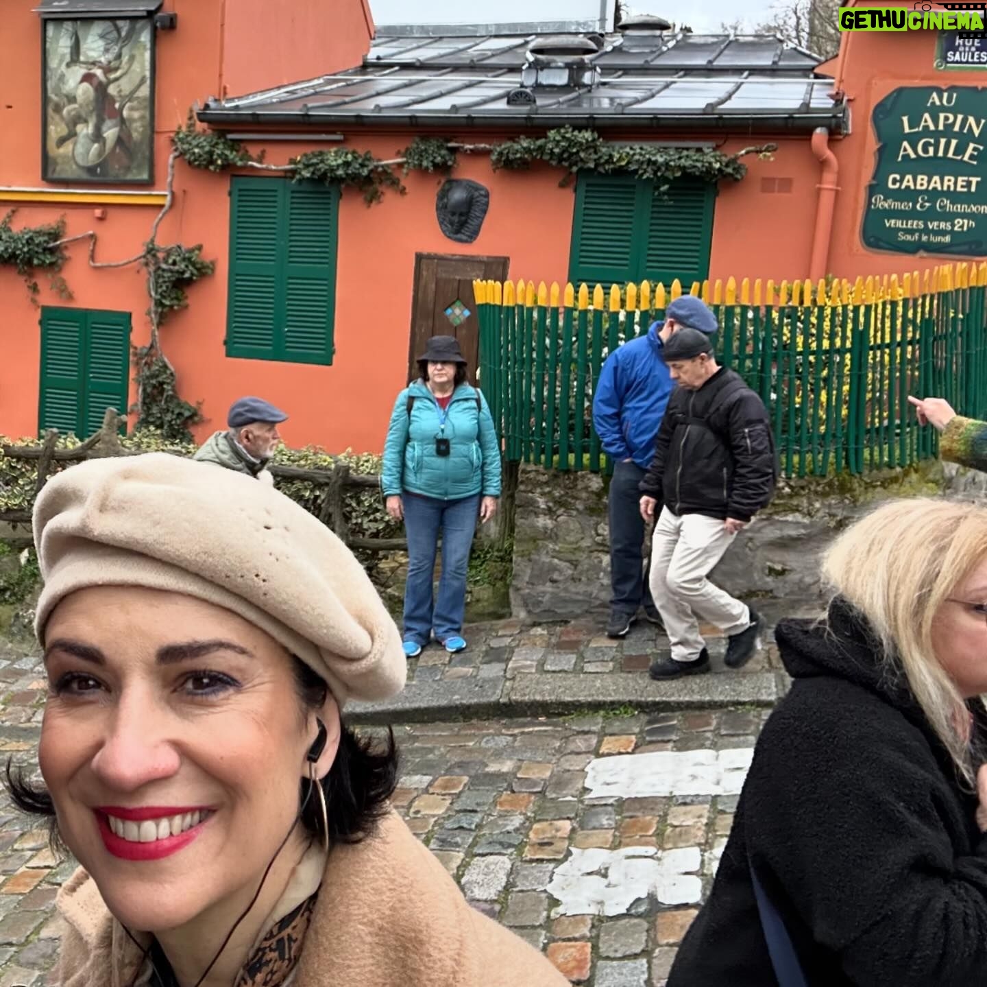 Silvia Jato - 225 Likes - Montmartre y sus pintores… cada casa de esta zona de Paris alberga el arte en las letras y en la pintura de la ciudad: Renoir, Van Gogh, Marcel Ayme… se inspiraron en sus calles y locales con encanto. El primer café, uno de los cabarets más antiguos, la escultura de San Denis sujetando su cabeza decapitada… hay tanta cultura inmersa en este precioso barrio!!! Y cómo no! El Sagrado Corazón ⛪️una joya digna de ver que ahora la rodean miles de candados de enamorados.
#Montmartre
