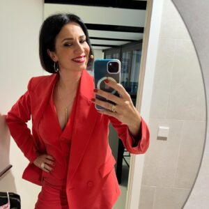 Silvia Jato Instagram - Así estaba de preparada momentos antes de presentar el primer Fórum #Fece en el maravilloso @santiagobernabeustadium con look total de @mango porque me encanta el color para un evento primaveral. Ha sido fantástico volver a encontrarme con @leoharlem_oficial y disfrutar como una enana con sus monólogos. Es un genio!!!!
#federaciondeelectrodomesticos #comerciodeproximidad #premios