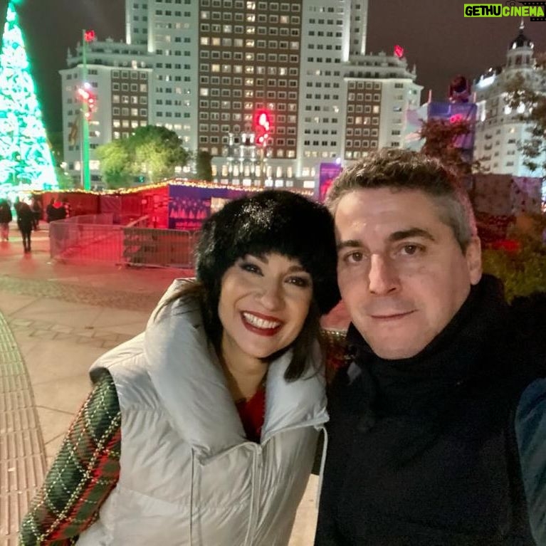 Silvia Jato - 282 Likes - En breve llega la Noche Buena y con ella el mágico sonido de la Navidad. Muchos de Coros de Madrid os desearán lo mejor en una noche cargada de deseos. Un lujo trabajar de nuevo para @factoriahenneo con Álvaro como director e Ichi en producción 😻 #alvarogarciamoro
Gracias por hacérmelo tan fácil.
Qué frío!!!!!!🥶 jajajaj
Mi super abrigo de @alba_conde_oficial de color verde y rojo pudo con la temperatura invernal de Madrid 👌🏻lo veréis el 24!!!!
#navidad #nochebuena #villancicos