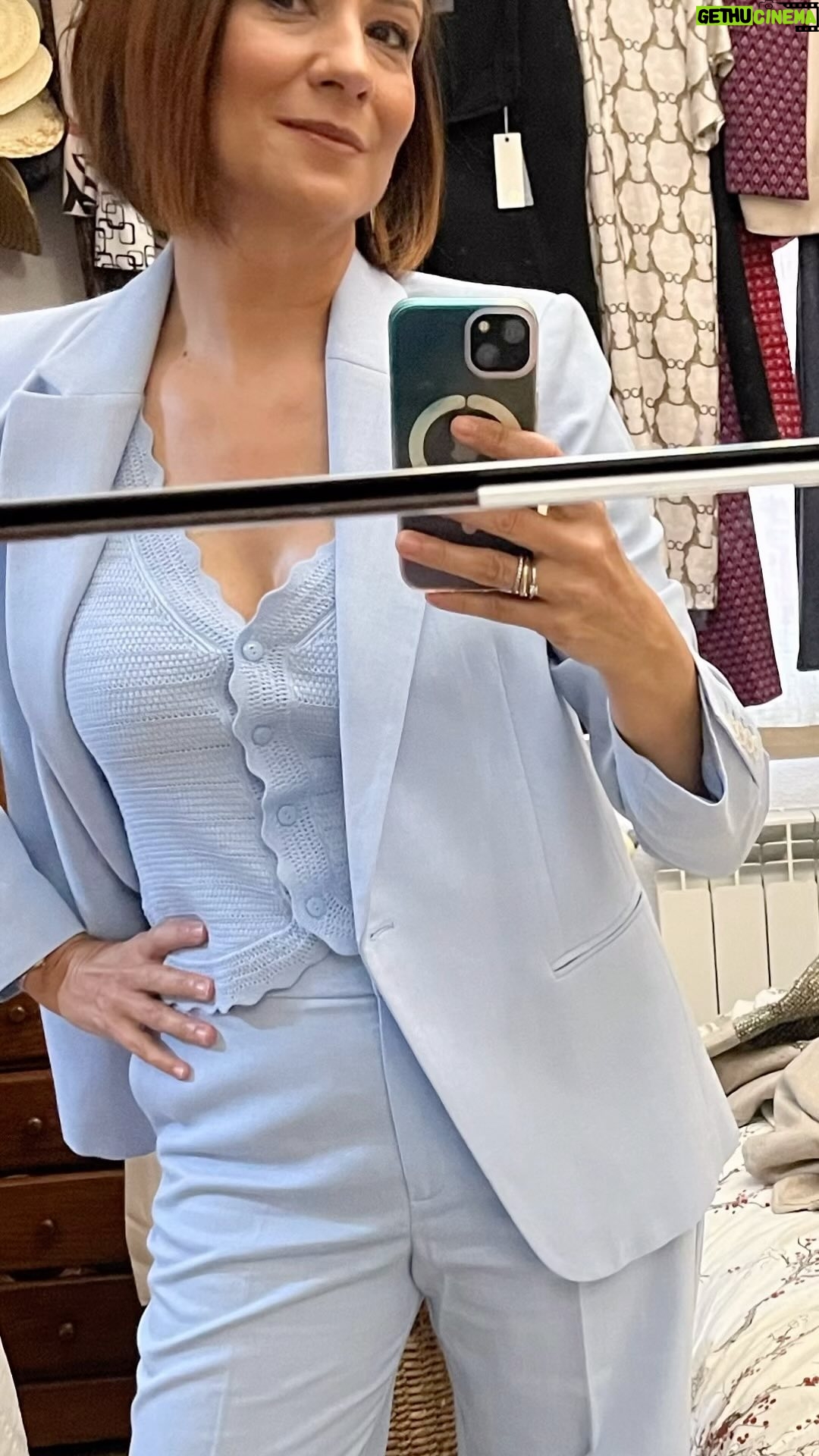 Silvia Jato - 259 Likes - Toda grabación es dura salvo cuando encuentras un equipo como el mío @seanthorthon @pablo.fontenla Alberto @adrasmrtz y Sara ❤️. El carillon de @occidentseguros y sus figuras goyescas es sorprendente. @davidbotello4 es maravilloso! Feliz de haberle conocido! No dejamos de hacer chorradas y siempre con la sonrisa. Afortunada!! @mango y @jose.merina por dejarme incorrupta todo el día 🤣🤣 algo se avecina y será en @telemadrid #tv #nuevosproyectos
