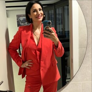 Silvia Jato Instagram - Así estaba de preparada momentos antes de presentar el primer Fórum #Fece en el maravilloso @santiagobernabeustadium con look total de @mango porque me encanta el color para un evento primaveral. Ha sido fantástico volver a encontrarme con @leoharlem_oficial y disfrutar como una enana con sus monólogos. Es un genio!!!!
#federaciondeelectrodomesticos #comerciodeproximidad #premios