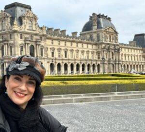 Silvia Jato Instagram - La grandeza de Paris a través de sus palacios y museos nos enseña una vez más que ha sido la cuna del pensamiento y de la revolución. Ah! y su chat noir😹 Nadie escapa a su embrujo y amour… #Paris