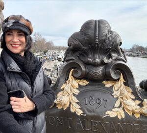 Silvia Jato Instagram - La grandeza de Paris a través de sus palacios y museos nos enseña una vez más que ha sido la cuna del pensamiento y de la revolución. Ah! y su chat noir😹 Nadie escapa a su embrujo y amour… #Paris