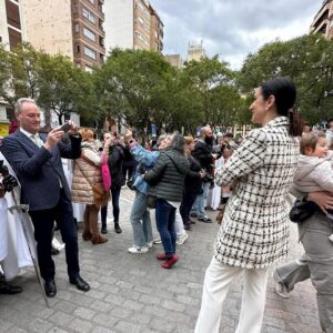 Silvia Jato Instagram - Mi mejor fotógrafo 😂 o por lo menos lo intenta …😂😂 Lleva en la médula sus fiestas, las de la @fiestasdelamagdalena . Nadie como él para explicármelas con cariño y sentimiento. No suelo hablar de él por este medio pero cierto es que sin él no hubiera vivido de manera tan intensa y bonita las fiestas de #castelló @_alberto.fabra Gracias 😻 ❤️