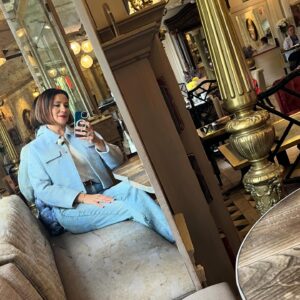 Silvia Jato Instagram - Si las paredes del @cafedeorientemadrid hablaran qué historias nos contarían??? Ufff!!! Todas las inimaginables… vestida con mi super modelo @mango (por si lo queréis saber)empecé a imaginarme tantas escenas que alguna la hubiera protagonizado, siempre con final feliz 😀 😆😻❤️ Nuevo día de trabajo super interesante!!! Próximamente en @telemadrid 👏🏻👏🏻👏🏻👏🏻