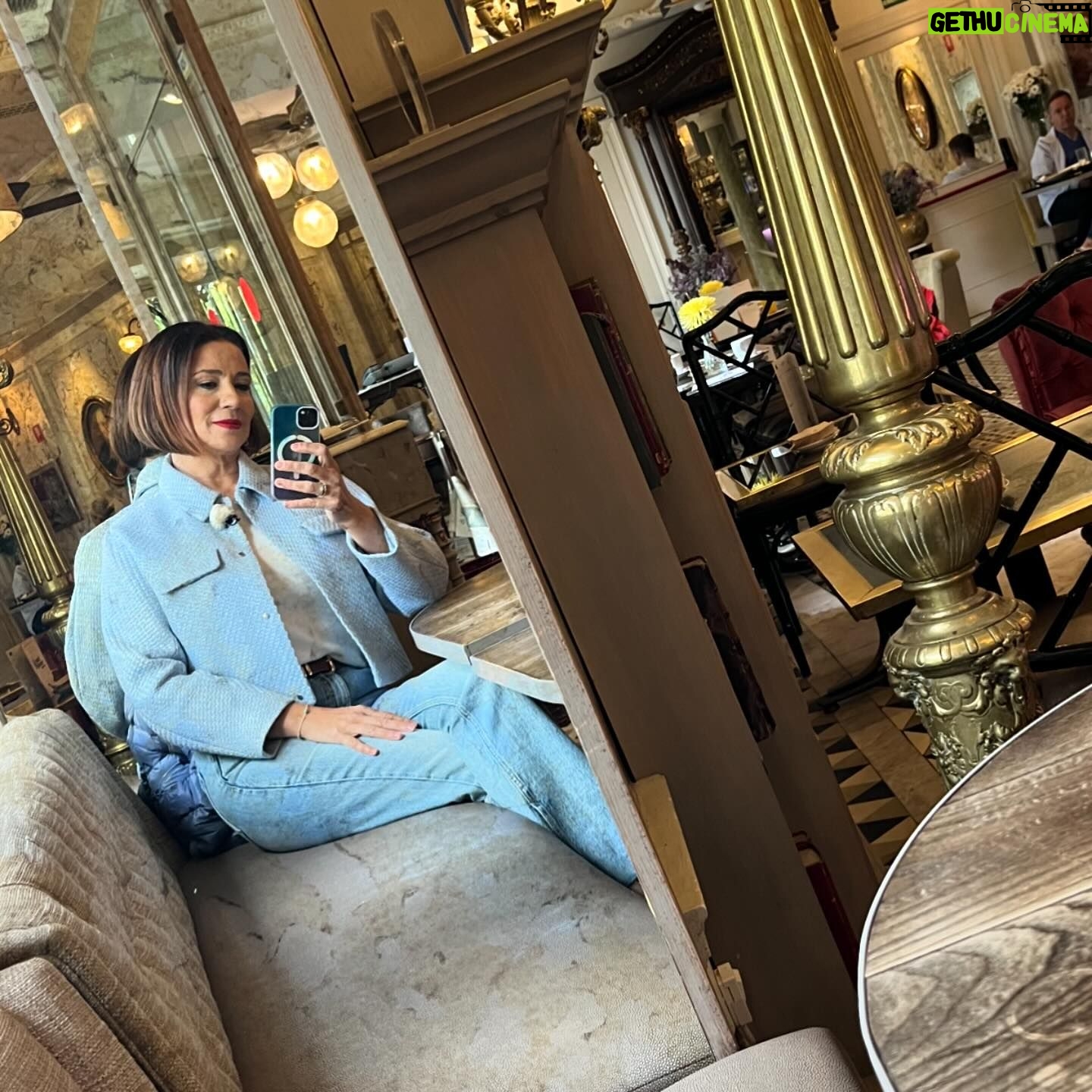 Silvia Jato - 269 Likes - Si las paredes del @cafedeorientemadrid hablaran qué historias nos contarían??? Ufff!!! Todas las inimaginables… vestida con mi super modelo @mango (por si lo queréis saber)empecé a imaginarme tantas escenas que alguna la hubiera protagonizado, siempre con final feliz 😀 😆😻❤️ Nuevo día de trabajo super interesante!!! Próximamente en @telemadrid 👏🏻👏🏻👏🏻👏🏻