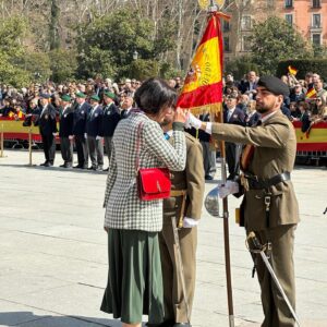 Silvia Jato Instagram - Hoy ha sido un día muy especial, mi amiga @estibaliz.martyn y servidora hemos jurado bandera ante el palacio Real en un acto solemne que ha emocionado a los jurandos y presentes con las palabras del General Don Joaquín Broch . Un discurso cargado de sentimiento, de unión, y de pasión por lo que defienden y aman, nuestra España, país de culturas y raíces diversas que respiran bajo el viento de la bandera que nos une e identifica. #vivaespaña #vivaelrey 🇪🇸