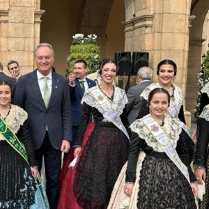 Silvia Jato Instagram - Mi mejor fotógrafo 😂 o por lo menos lo intenta …😂😂 Lleva en la médula sus fiestas, las de la @fiestasdelamagdalena . Nadie como él para explicármelas con cariño y sentimiento. No suelo hablar de él por este medio pero cierto es que sin él no hubiera vivido de manera tan intensa y bonita las fiestas de #castelló @_alberto.fabra Gracias 😻 ❤️