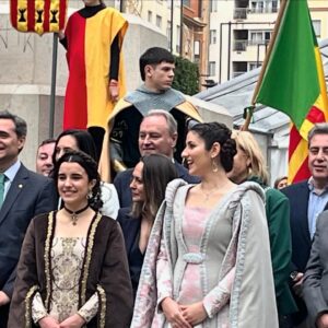 Silvia Jato Instagram - Mi mejor fotógrafo 😂 o por lo menos lo intenta …😂😂 Lleva en la médula sus fiestas, las de la @fiestasdelamagdalena . Nadie como él para explicármelas con cariño y sentimiento. No suelo hablar de él por este medio pero cierto es que sin él no hubiera vivido de manera tan intensa y bonita las fiestas de #castelló @_alberto.fabra Gracias 😻 ❤️
