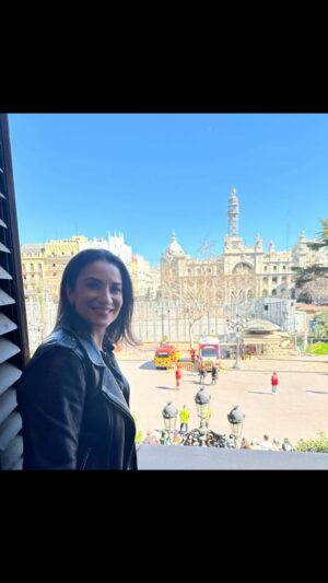 Silvia Jato Instagram - Fue para mí una de las experiencias más bonitas de mi vida. Gracias Valencia @mjosecatala alcaldesa por dejarme vivir la primera mascletá llena de emoción y digno homenaje para los afectados por el injusto y cruel incendio que se llevó tantas vidas y hogares. Fue un privilegio compartirlo con mis amigos @ripollanabelen  @quique_elcoso y conocer al presidente @carlos_mazon_guixot que mostró gran cercanía y cariño hacia todos los presentes. La #mascletá hay que vivirla en directo y sentirla. No se puede relatar tanta emoción.
Valencia siempre en mi corazón 😻 
#fallas2024