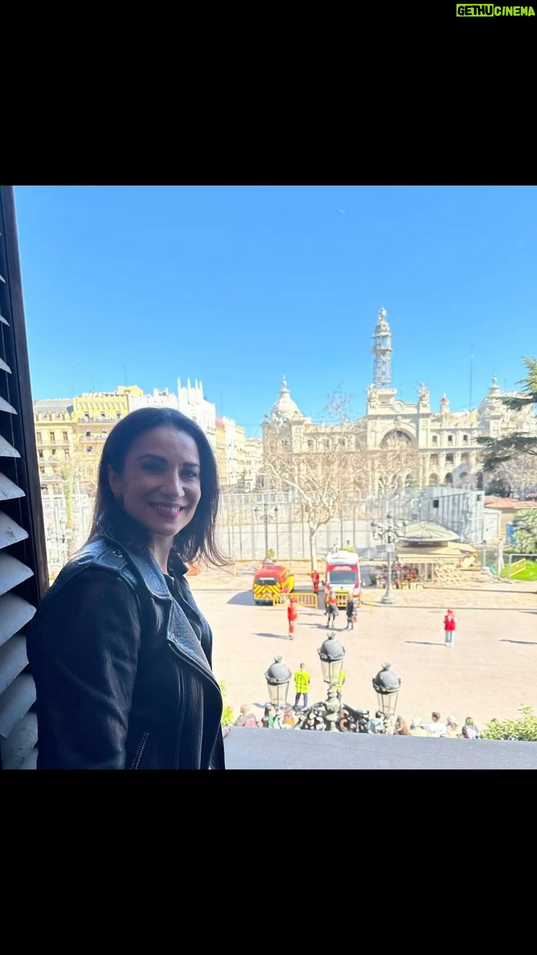 Silvia Jato - 379 Likes - Fue para mí una de las experiencias más bonitas de mi vida. Gracias Valencia @mjosecatala alcaldesa por dejarme vivir la primera mascletá llena de emoción y digno homenaje para los afectados por el injusto y cruel incendio que se llevó tantas vidas y hogares. Fue un privilegio compartirlo con mis amigos @ripollanabelen @quique_elcoso y conocer al presidente @carlos_mazon_guixot que mostró gran cercanía y cariño hacia todos los presentes. La #mascletá hay que vivirla en directo y sentirla. No se puede relatar tanta emoción.
Valencia siempre en mi corazón 😻
#fallas2024