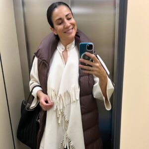 Silvia Jato Instagram - Con la cara lavá y recién peiná, niña de mis amores qué guapa estás… 🤣🤣Nada mejor que sonreír cuando llevas 7 días sin salir por culpa de una bronquitis tremenda. Aún convaleciente sigo 😀 #sonriendo #felizdia #sonrie #actitud