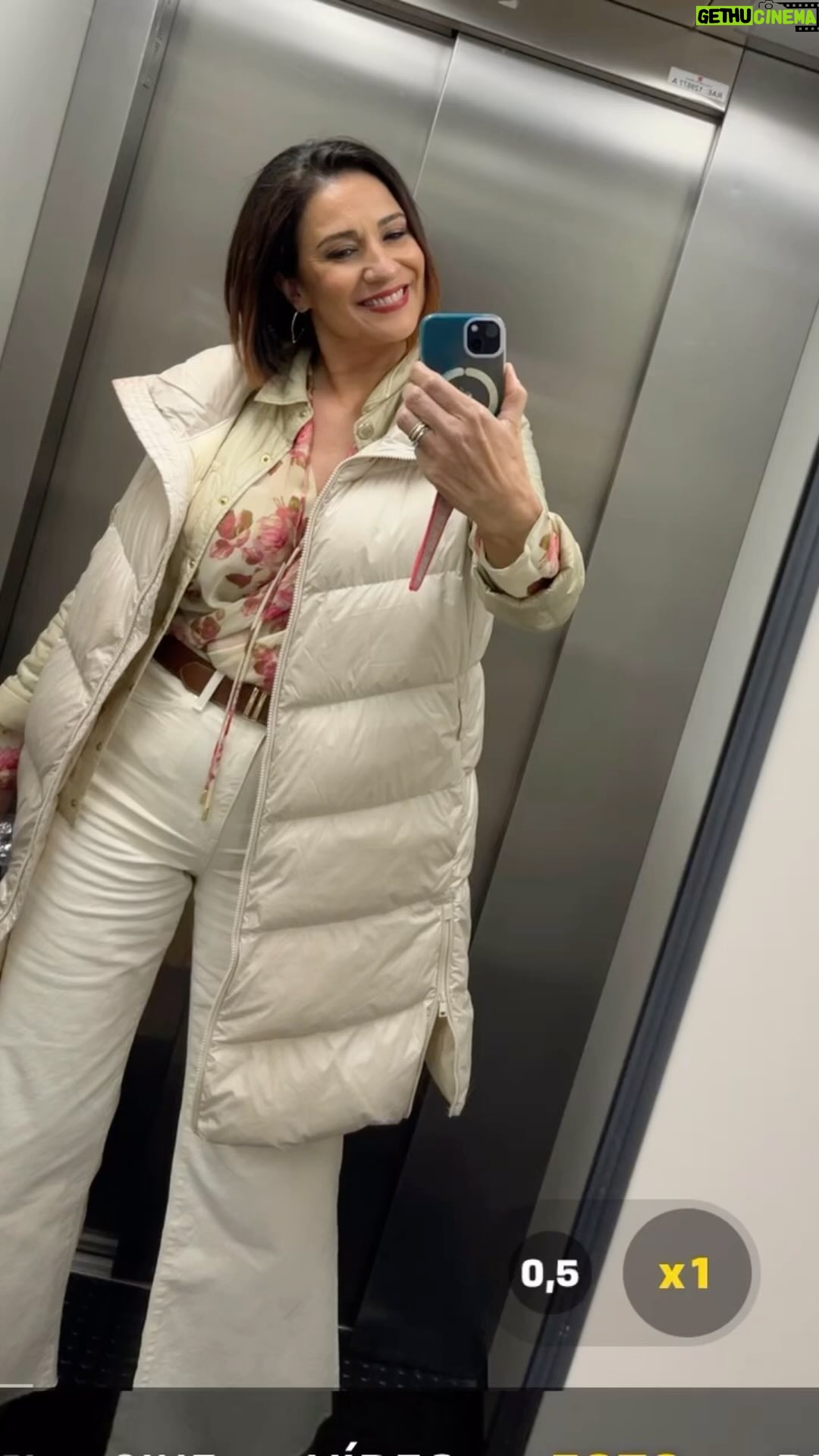 Silvia Jato - 233 Likes - Jornada de trabajo con un equipo maravilloso!!!me encanta el pantalón y la camisa de @mango que he elegido, os gusta?? y siempre arreglada por mi maquillador del alma @jose.merina 💄❤️
En este rodaje todo son risas y buen humor !!!
Qué se estará cociendo en @telemadrid ?? Próximamente lo sabréis jeje
@ezarofilms 😈😻