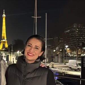 Silvia Jato Instagram - Paris de noche, de día, con amigos recientes que esta gran ciudad presenta y une @marisaweb2000 , Emilio, Meri @bernaschinamery y Alberto , haciendo el idiota a lo Titanic…  da igual, Paris es mágica y tú ❤️la has hecho más luminosa todavía. Volveré!&❤️#paris