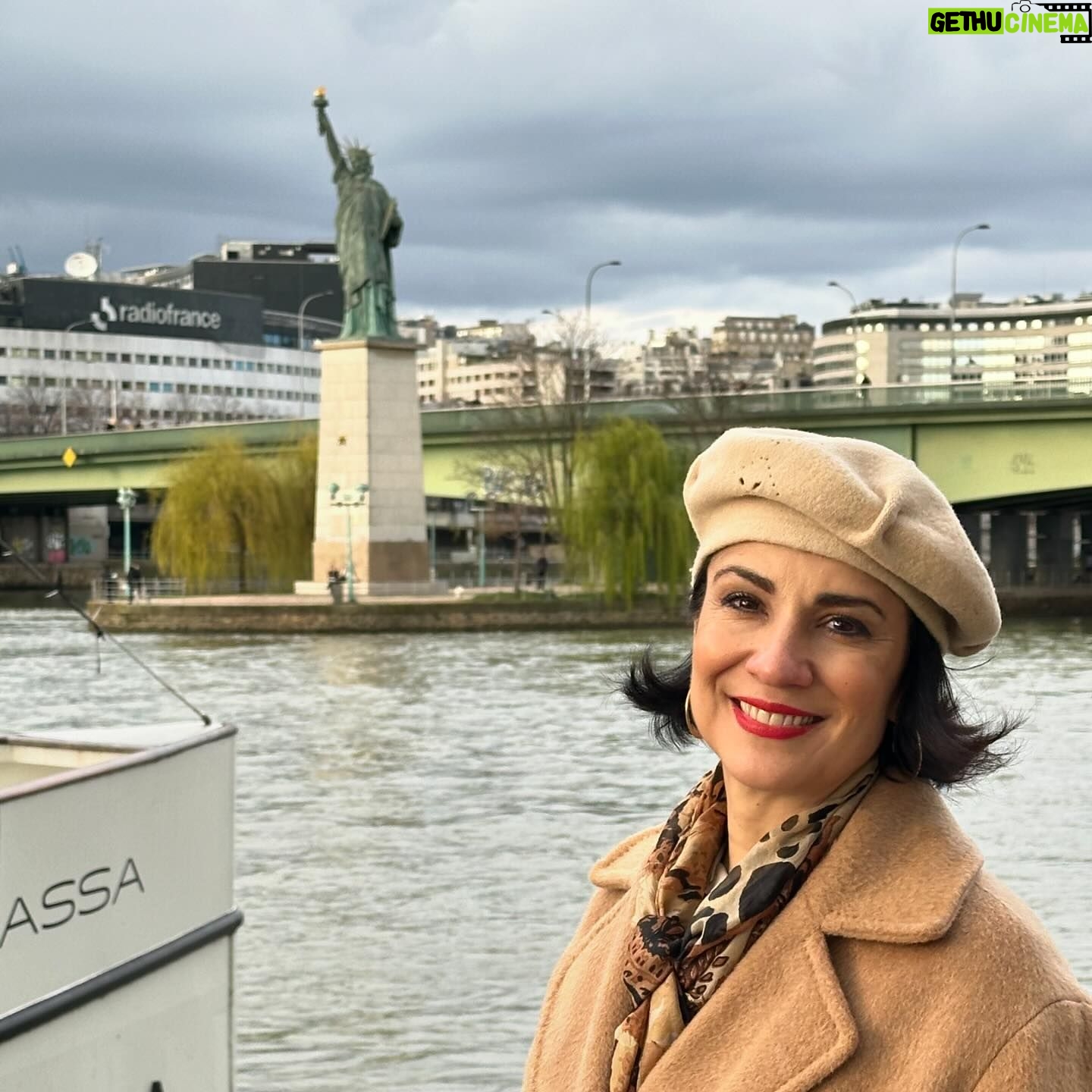 Silvia Jato - 350 Likes - Paris de noche, de día, con amigos recientes que esta gran ciudad presenta y une @marisaweb2000 , Emilio, Meri @bernaschinamery y Alberto , haciendo el idiota a lo Titanic… da igual, Paris es mágica y tú ❤️la has hecho más luminosa todavía. Volveré!&❤️#paris