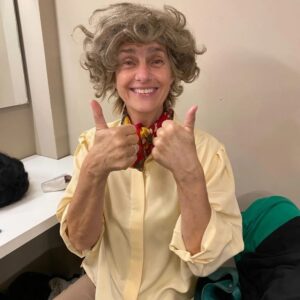 Silvia Kutika Instagram - Antes de la funcion....esta señora no esta bien!😂😂😂