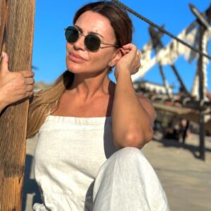 Sílvia Rizzo Instagram - A fazer de conta que estou no verão…. ☀️⛱️
.
Bom domingo 
Não se constipem!