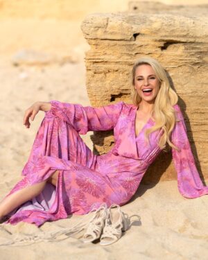 Silvia Schneider Instagram - I present…
The “Stranded at the Beach” Jumpsuit💕

Ein floral-coraler Traum von einem Jumpsuit, bei dem der fließende pinke Stoff wie eine Meeresbrise um die Beine streicht. Ein raffiniert taillierter und dekolletierter Einteiler, mit dem jede Dame gern auch länger an der Beachbar strandet.

Finden Sie ab sofort die gesamte Kollektion online und bei @stefflthedepartementstore. 

#summercollection #summerfashion #modernmermaid #newin #mermaidstyle #beachwear