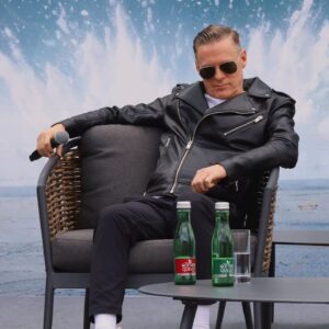 Silvia Schneider Instagram - 🎿✨ Das Ski Opening Schladming-Dachstein – The Grand Festival 2024 wird legendär! 🎶✨

📅 Am 6., 7. und 8. Dezember 2024 eröffnen Bryan Adams, Sting und Simply Red die Skisaison in Schladming-Dachstein!

Erlebt unglaubliche Konzerte in der beeindruckenden Kulisse der Schladminger 4-Berge-Skischaukel.

🎸 Bryan Adams – 6. Dezember 2024, 20:00 Uhr
🎤 Sting – 7. Dezember 2024, 20:00 Uhr
🎷 Simply Red – 8. Dezember 2024, 18:00 Uhr

Am 24. Juni 2024 fand eine große Vorstellung der Stars auf der Schnepf’n Alm statt, begleitet von einem großen Aufgebot an Presse und geladenen Gästen wie dem Landeshauptmann Christopher Drexler. Das Event wurde von der bezaubernden Moderatorin Silvia Schneider moderiert.

Tickets und Pakete inkl. Übernachtung sind ab dem 24. Juni erhältlich. Weitere Infos unter www.skiopeningschladming.com.

#SkiOpeningSchladming #TheGrandFestival2024 #BryanAdams #Sting #SimplyRed #SchladmingDachstein #WinterEvents #SkiSeason2024