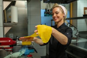 Silvia Schneider Instagram - Das gesamte Team rund um Christian Göttfried hat mir unendlich viel beigebracht. Heute teile ich zwei Rezepte aus Göttfieds Küchenschatz mit Euch. Heute um 14:00 auf @orf2. ⁠
⁠
#silviakocht #gutezeit #orf2
