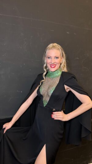 Silvia Schneider Instagram - Danke liebe @silviaschneiderofficial für das wahnsinnig tolle Kleid und den mega Look, den du kreiert hast. Ich habe mich darin sehr wohl gefühlt! ✨ 

Wie hat euch die Sendung gefallen? 
Wer ist bis jetzt euer Favorit für den Dancing Stars Stern? 💃🏼🌟