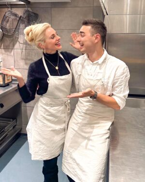 Silvia Schneider Instagram - Eine wunderbare Freundschaft 💛☺️👨‍🍳
 
Pipifeine Kulinarik & viele glückliche Gesichter .. 😋👨‍🍳🍴

Silvia & Sweety kochen auch bald wieder für euch im TV 📺 lasst euch überraschen und bis dorthin könnt ihr uns auf Instagram (ver)folgen!😄🙏🏻

#dreamteam #gastronomie #küche #chefsoninstagram #chefs #copenhagen #kochen #foodie #mahlzeit #silviakocht #silviaschneider #österreich #dominiksüss #sweety
