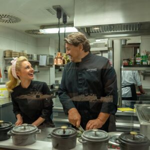 Silvia Schneider Instagram - Mit Stolz kann ich sagen, dass ich meine Kochlehre im renommierten 3-Hauben-Restaurant „Göttfried" in Linz erfolgreich absolviert habe. Großer Dank geht an Christian Göttfried! 

Der Beruf des Kochs ist einfach großartig und die Gastronomie verdient unsere Wertschätzung!

Ohne Gastro - ka Gaudi!!!!

Sei morgen um 14 Uhr auf @orf2 dabei und begleite mich auf meinem Weg!