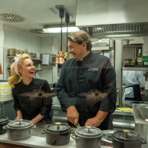 Silvia Schneider Instagram - Mit Stolz kann ich sagen, dass ich meine Kochlehre im renommierten 3-Hauben-Restaurant „Göttfried" in Linz erfolgreich absolviert habe. Großer Dank geht an Christian Göttfried! 

Der Beruf des Kochs ist einfach großartig und die Gastronomie verdient unsere Wertschätzung!

Ohne Gastro - ka Gaudi!!!!

Sei morgen um 14 Uhr auf @orf2 dabei und begleite mich auf meinem Weg!