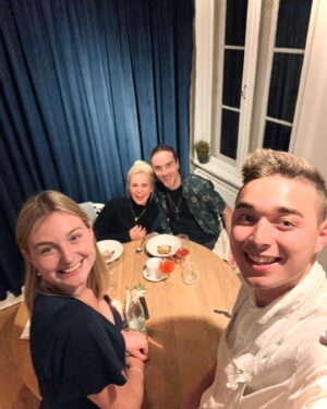 Silvia Schneider Instagram - Eine wunderbare Freundschaft 💛☺️👨‍🍳
 
Pipifeine Kulinarik & viele glückliche Gesichter .. 😋👨‍🍳🍴

Silvia & Sweety kochen auch bald wieder für euch im TV 📺 lasst euch überraschen und bis dorthin könnt ihr uns auf Instagram (ver)folgen!😄🙏🏻

#dreamteam #gastronomie #küche #chefsoninstagram #chefs #copenhagen #kochen #foodie #mahlzeit #silviakocht #silviaschneider #österreich #dominiksüss #sweety