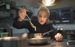 Silvia Schneider Instagram - Ich freue mich sehr es nun endlich offiziell machen zu dürfen. Im  Linzer 3 Hauben Restaurant "Göttfried" habe ich meine Zeit als Kochlehrling absolvieren dürfen. Vielen Dank, lieber Christian Göttfried. Du bist ein hervorragender Lehrbetrieb, ein geduldiger Lehrer und fairer Chef. ⁠
Danke auch allen Unterrichtenden und Mentoren, die uns Lehrlinge hervorragend auf die LAP vorbereitet haben. Ihr seid SPITZE!⁠
Vergangenen Freitag hatte ich meine Kochlehrabschlussprüfung und es erfüllt mich mit großem Stolz nun zu dieser Fachgruppe gehören zu dürfen. Meine Lehrzeit war für mich einschneidend. Es hat mich berührt mit wieviel Elan Österreichs Gastronomen arbeiten, mit welcher Hingabe sie jeden Tag versuchen ihre Gäste glücklich zu machen und welch´ starker Zusammenhalt in der Küche herrschen muss um dies alles möglich zu machen. Es ist verdammt schwer, es ist unfassbar anstrengend und trotzdem zählt Koch/Köchin zu den coolsten Berufen der Welt. Es ist ein Abenteuer sich in diesem Job zu beweisen und ich möchte keine Sekunde davon missen. Ich hoffe dass Österreich die Bedeutung dieses Berufsstandes erkennt und ihm die Anerkennung zukommen lässt, die er verdient. Österreichs Gastronomen bewahren unser kulinarisches Erbe, sie sind gesellschaftlicher Anlaufpunkt und manchmal sogar Familienersatz. Dafür möchte ich mich von Herzen bedanken. Ihr seid super! Die Lehre war super....und nur dass es mal in Österreich gesagt wurde: ⁠
Ohne Gastro - ka Gaudi!!!! ⁠
⁠
PS.: Danke @f_u_x_x_x_y_kocht, für Deine mentale Unterstützung!⁠
⁠
⁠
⁠
Foto: Jamie Harrison / Dominik Grüner