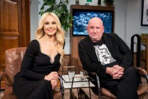 Silvia Schneider Instagram - Gleich geht´s los...! Durfte zu Gast sein im sehr suprigen "Willkommen Österreich" Studio und dort an der Seite von Thomas Gratzer sitzen und lauschen...und auch plaudern. Es war seeeehr fein. Heute um 21:58 (!!) im zauberhaften ORF. :-)