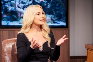 Silvia Schneider Instagram - Gleich geht´s los...! Durfte zu Gast sein im sehr suprigen "Willkommen Österreich" Studio und dort an der Seite von Thomas Gratzer sitzen und lauschen...und auch plaudern. Es war seeeehr fein. Heute um 21:58 (!!) im zauberhaften ORF. :-)