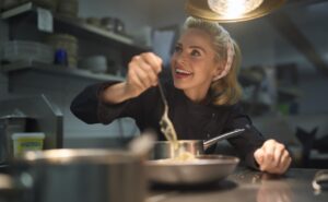 Silvia Schneider Instagram - Ich freue mich sehr es nun endlich offiziell machen zu dürfen. Im  Linzer 3 Hauben Restaurant "Göttfried" habe ich meine Zeit als Kochlehrling absolvieren dürfen. Vielen Dank, lieber Christian Göttfried. Du bist ein hervorragender Lehrbetrieb, ein geduldiger Lehrer und fairer Chef. ⁠
Danke auch allen Unterrichtenden und Mentoren, die uns Lehrlinge hervorragend auf die LAP vorbereitet haben. Ihr seid SPITZE!⁠
Vergangenen Freitag hatte ich meine Kochlehrabschlussprüfung und es erfüllt mich mit großem Stolz nun zu dieser Fachgruppe gehören zu dürfen. Meine Lehrzeit war für mich einschneidend. Es hat mich berührt mit wieviel Elan Österreichs Gastronomen arbeiten, mit welcher Hingabe sie jeden Tag versuchen ihre Gäste glücklich zu machen und welch´ starker Zusammenhalt in der Küche herrschen muss um dies alles möglich zu machen. Es ist verdammt schwer, es ist unfassbar anstrengend und trotzdem zählt Koch/Köchin zu den coolsten Berufen der Welt. Es ist ein Abenteuer sich in diesem Job zu beweisen und ich möchte keine Sekunde davon missen. Ich hoffe dass Österreich die Bedeutung dieses Berufsstandes erkennt und ihm die Anerkennung zukommen lässt, die er verdient. Österreichs Gastronomen bewahren unser kulinarisches Erbe, sie sind gesellschaftlicher Anlaufpunkt und manchmal sogar Familienersatz. Dafür möchte ich mich von Herzen bedanken. Ihr seid super! Die Lehre war super....und nur dass es mal in Österreich gesagt wurde: ⁠
Ohne Gastro - ka Gaudi!!!! ⁠
⁠
PS.: Danke @f_u_x_x_x_y_kocht, für Deine mentale Unterstützung!⁠
⁠
⁠
⁠
Foto: Jamie Harrison / Dominik Grüner