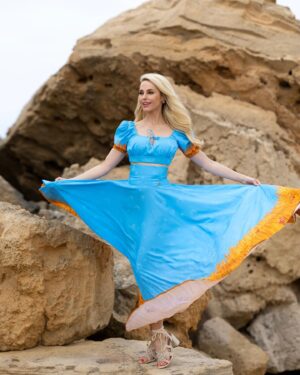 Silvia Schneider Instagram - …an ocean blue dream!
 
Ich präsentiere euch ein weiteres Outfit meiner “Modern Mermaid” Kollektion, das “Blue Ocean Outfit” (top skirt).

Ein maritim-mallorquinisch anmutendes Blau, gesäumt von orangefarbenen Korallengirlanden, und die Schultern bedeckt von herzigen Puffärmelchen. 

Finden Sie ab sofort die gesamte Kollektion online und bei @stefflthedepartementstore. 

DANKE auch an @gabormartonphotography für die einzigartigen Bilder! 

#summercollection #summerfashion #modernmermaid #newin #mermaidstyle #beachwear