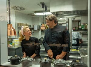 Silvia Schneider Instagram - Ich freue mich sehr es nun endlich offiziell machen zu dürfen. Im  Linzer 3 Hauben Restaurant "Göttfried" habe ich meine Zeit als Kochlehrling absolvieren dürfen. Vielen Dank, lieber Christian Göttfried. Du bist ein hervorragender Lehrbetrieb, ein geduldiger Lehrer und fairer Chef. ⁠
Danke auch allen Unterrichtenden und Mentoren, die uns Lehrlinge hervorragend auf die LAP vorbereitet haben. Ihr seid SPITZE!⁠
Vergangenen Freitag hatte ich meine Kochlehrabschlussprüfung und es erfüllt mich mit großem Stolz nun zu dieser Fachgruppe gehören zu dürfen. Meine Lehrzeit war für mich einschneidend. Es hat mich berührt mit wieviel Elan Österreichs Gastronomen arbeiten, mit welcher Hingabe sie jeden Tag versuchen ihre Gäste glücklich zu machen und welch´ starker Zusammenhalt in der Küche herrschen muss um dies alles möglich zu machen. Es ist verdammt schwer, es ist unfassbar anstrengend und trotzdem zählt Koch/Köchin zu den coolsten Berufen der Welt. Es ist ein Abenteuer sich in diesem Job zu beweisen und ich möchte keine Sekunde davon missen. Ich hoffe dass Österreich die Bedeutung dieses Berufsstandes erkennt und ihm die Anerkennung zukommen lässt, die er verdient. Österreichs Gastronomen bewahren unser kulinarisches Erbe, sie sind gesellschaftlicher Anlaufpunkt und manchmal sogar Familienersatz. Dafür möchte ich mich von Herzen bedanken. Ihr seid super! Die Lehre war super....und nur dass es mal in Österreich gesagt wurde: ⁠
Ohne Gastro - ka Gaudi!!!! ⁠
⁠
PS.: Danke @f_u_x_x_x_y_kocht, für Deine mentale Unterstützung!⁠
⁠
⁠
⁠
Foto: Jamie Harrison / Dominik Grüner