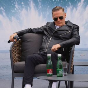 Silvia Schneider Instagram - 🎿✨ Das Ski Opening Schladming-Dachstein – The Grand Festival 2024 wird legendär! 🎶✨

📅 Am 6., 7. und 8. Dezember 2024 eröffnen Bryan Adams, Sting und Simply Red die Skisaison in Schladming-Dachstein!

Erlebt unglaubliche Konzerte in der beeindruckenden Kulisse der Schladminger 4-Berge-Skischaukel.

🎸 Bryan Adams – 6. Dezember 2024, 20:00 Uhr
🎤 Sting – 7. Dezember 2024, 20:00 Uhr
🎷 Simply Red – 8. Dezember 2024, 18:00 Uhr

Am 24. Juni 2024 fand eine große Vorstellung der Stars auf der Schnepf’n Alm statt, begleitet von einem großen Aufgebot an Presse und geladenen Gästen wie dem Landeshauptmann Christopher Drexler. Das Event wurde von der bezaubernden Moderatorin Silvia Schneider moderiert.

Tickets und Pakete inkl. Übernachtung sind ab dem 24. Juni erhältlich. Weitere Infos unter www.skiopeningschladming.com.

#SkiOpeningSchladming #TheGrandFestival2024 #BryanAdams #Sting #SimplyRed #SchladmingDachstein #WinterEvents #SkiSeason2024
