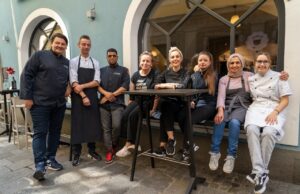 Silvia Schneider Instagram - Ich freue mich sehr es nun endlich offiziell machen zu dürfen. Im  Linzer 3 Hauben Restaurant "Göttfried" habe ich meine Zeit als Kochlehrling absolvieren dürfen. Vielen Dank, lieber Christian Göttfried. Du bist ein hervorragender Lehrbetrieb, ein geduldiger Lehrer und fairer Chef. ⁠
Danke auch allen Unterrichtenden und Mentoren, die uns Lehrlinge hervorragend auf die LAP vorbereitet haben. Ihr seid SPITZE!⁠
Vergangenen Freitag hatte ich meine Kochlehrabschlussprüfung und es erfüllt mich mit großem Stolz nun zu dieser Fachgruppe gehören zu dürfen. Meine Lehrzeit war für mich einschneidend. Es hat mich berührt mit wieviel Elan Österreichs Gastronomen arbeiten, mit welcher Hingabe sie jeden Tag versuchen ihre Gäste glücklich zu machen und welch´ starker Zusammenhalt in der Küche herrschen muss um dies alles möglich zu machen. Es ist verdammt schwer, es ist unfassbar anstrengend und trotzdem zählt Koch/Köchin zu den coolsten Berufen der Welt. Es ist ein Abenteuer sich in diesem Job zu beweisen und ich möchte keine Sekunde davon missen. Ich hoffe dass Österreich die Bedeutung dieses Berufsstandes erkennt und ihm die Anerkennung zukommen lässt, die er verdient. Österreichs Gastronomen bewahren unser kulinarisches Erbe, sie sind gesellschaftlicher Anlaufpunkt und manchmal sogar Familienersatz. Dafür möchte ich mich von Herzen bedanken. Ihr seid super! Die Lehre war super....und nur dass es mal in Österreich gesagt wurde: ⁠
Ohne Gastro - ka Gaudi!!!! ⁠
⁠
PS.: Danke @f_u_x_x_x_y_kocht, für Deine mentale Unterstützung!⁠
⁠
⁠
⁠
Foto: Jamie Harrison / Dominik Grüner