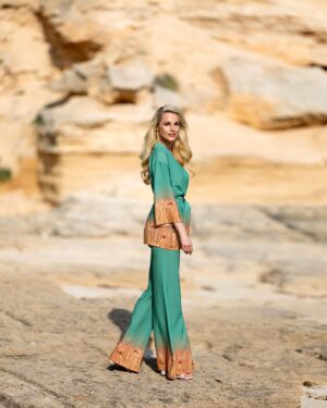 Silvia Schneider Instagram - A real life modern mermaid…

Heute präsentiere ich euch mein 2. Outfit der Modern Mermaid Kollektion, das „Mermaid Outfit“ in green! (Trousers, Bra & Jacket)

Ein sanftes Grün dominiert Hose und Jacke, tief unten tanzen orangefarbene Korallenästchen mit den Meereswogen. Das perfekte Outfit für einen superrelaxten Beachday!

Finden Sie ab sofort die gesamte Kollektion online und bei @stefflthedepartementstore.

#summercollection #summerfashion #modernmermaid #newin #mermaidstyle #beachwearfashion