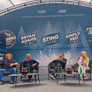 Silvia Schneider Instagram - 🎿✨ Das Ski Opening Schladming-Dachstein – The Grand Festival 2024 wird legendär! 🎶✨

📅 Am 6., 7. und 8. Dezember 2024 eröffnen Bryan Adams, Sting und Simply Red die Skisaison in Schladming-Dachstein!

Erlebt unglaubliche Konzerte in der beeindruckenden Kulisse der Schladminger 4-Berge-Skischaukel.

🎸 Bryan Adams – 6. Dezember 2024, 20:00 Uhr
🎤 Sting – 7. Dezember 2024, 20:00 Uhr
🎷 Simply Red – 8. Dezember 2024, 18:00 Uhr

Am 24. Juni 2024 fand eine große Vorstellung der Stars auf der Schnepf’n Alm statt, begleitet von einem großen Aufgebot an Presse und geladenen Gästen wie dem Landeshauptmann Christopher Drexler. Das Event wurde von der bezaubernden Moderatorin Silvia Schneider moderiert.

Tickets und Pakete inkl. Übernachtung sind ab dem 24. Juni erhältlich. Weitere Infos unter www.skiopeningschladming.com.

#SkiOpeningSchladming #TheGrandFestival2024 #BryanAdams #Sting #SimplyRed #SchladmingDachstein #WinterEvents #SkiSeason2024