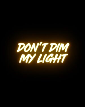 Silya Nymoen Instagram - Tusen takk for all kjærleik i forbindelse med ny låt! Jeg blir assa så glad for alle meldinger og delinger og gode vibber. Takk🥰 
Hilsen DiscoChicken 🦚

#dontdimmylight