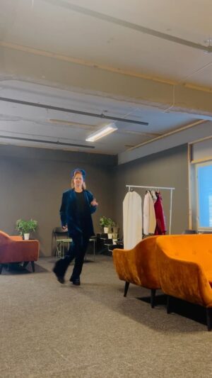 Silya Nymoen Instagram - To forskjellige tolkninger av en blå velurdress 💙🕺 #fridans