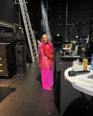 Silya Nymoen Instagram - Har hatt en magisk kveld i operaen!🦄 Tusen takk for tilliten @operaen_ , @oslopride og NRK! Superstas å få være medprogramleder med @nomanmubashir på @oslopride sin 50 års bursdagsfest og spille «Don’t Dim My Light» med @nrkkork 🤩❤️🥳
Og så mange utrolig fine og ulike artister og et fabelaktig publikum! For en gave☺️
Konserten sendes på NRK 29.juni 👯‍♀️🥰 🎻
Happy Pride🌈❤️🏳️‍🌈