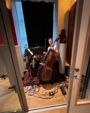 Silya Nymoen Instagram - Følte alle følelser en kveld og skrev en snutt på piano. Prøvde å ikke redigere meg selv, det som kom ut fikk bli.. Så tok jeg den med til makker Roar Nilsen og sa «er dette noe eller?» Ja sa han og skrev et vakkert strykearr🥰 Og så fikk vi med oss disse nydelige folka 🩵 #helpisontheway 

Flygel: @haakonmariuspettersen 
Bass: @martinmorland 
Gitar: @instahval 
Trommer: @fredrikwallum 
Strykearr og prod: @roarnils1 
Fiolin: André Orvik
Fiolin : Vegard Johnsen
Bratsj: Catherine Jane Bullock
Cello: Hans Josef Groh
Kontrabass: Sondre Meisfjord
Mix : @oystfrantz 
Master: @mastered.by.morgan 
Spillt inn @propellermusicdivision 

🩵💙🩵💙