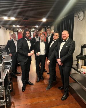 Silya Nymoen Instagram - Så stas å få være med i 007🔫-universet til @didriksollitangen i helga!🍸Dryppende i «diamanter» fikk jeg boltre meg med «Diamonds are forever» og «Goldfinger» sammen med et fantastisk orkester fullt av kjentfolk i all sin Bondprakt satt sammen av @madeinhonefoss 🌟Og henge med den andre makalause gjesten @adam_douglas 💫 Gøy! Takk for at jeg fikk være med og Shirley Basseye meg litt ,Didrik Bond 🤗🥰🍸
#backstagevibes