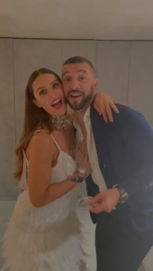Simão Sabrosa Instagram - 🎂❤️
Happy B-Day @simaosabrosa20 
Aqui estamos nós na nossa melhor versão neste teu aniversário. Digamos que esta é uma versão 10.0 com a tecnologia Beckham no soundtrack. É muito amor na noite de hoje. Pois é meu dançarino, são 44…Estamos numa boa reta desta nossa régua. Fazes anos num dia de loucura, não gostas nada, mas viver comigo é festejar e já te habituaste a isso! No fundo adoras, só gostas de ser refilão para estarmos todos para ti neste dia 🤣🥰 I know you! Até velhinhos, somos parceiros, muito diferentes mas muito unidos. Eu o emocional tu o racional! Diz lá se eu não faço sempre vídeos giros sobre ti… até tu te apaixonas por ti mesmo. 🥰
We rock together! 
Happy B-Day!

#beckham #netflix #dancechallenge
@davidbeckham @victoriabeckham
