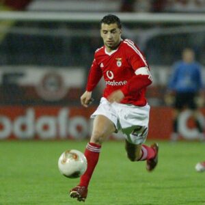 Simão Sabrosa Instagram - Posted @withregram • @museubenfica A 22 de fevereiro de 2003, Simão Sabrosa marcou o primeiro hat-trick da sua carreira, no Bonfim, frente ao Vitória de Setúbal. Ainda na primeira parte, Simão marcou aos 43 minutos, na cobrança de um livre. Aos 70 minutos, converteu uma grande penalidade e, aos 95 minutos, isolado, marcou o último golo da noite. Foi também preponderante em dois outros lances do jogo: fez uma assistência para o golo de Tiago e para o de Nuno Gomes que, entretanto, foi anulado. O Benfica viria a vencer o encontro por 6-2, com golos de Simão (3), Tiago, Sokota e do sadino Carlos, que marcou na própria baliza.

Simão Sabrosa jogou de “águia ao peito” durante 6 épocas, entre 2001/02 e 2006/07. Em 258 jogos totais, marcou 96 golos. Conquistou 1 Campeonato Nacional, 1 Taça de Portugal e 1 Supertaça. #MuseuBenfica #CentroDocumentaçãoSLB

Simão Sabrosa, 16-02-2003 
Estádio do Bonfim, Setúbal
Acervo SLB