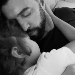 Simão Sabrosa Instagram - Dia do Pai! 
Aquele que todos os dias me acorda com beijos, o mais amoroso e o que me faz sentir todos os dias um super herói! 
❤️
Aos rezingas dos índios com muito amor ❤️