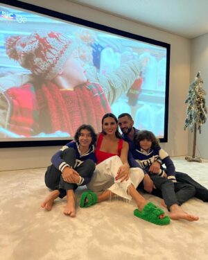 Simão Sabrosa Instagram - Feliz natal, são os desejos desta familia muito feliz, sozinho em casa? Só que não lol casa cheia de alegria e amor