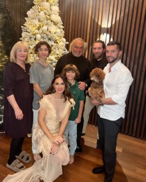 Simão Sabrosa Instagram - Feliz Natal para todos aí em casa! Com muito Amor, Saúde e muita compreensão. 🎄🎅
Christmas 2023 com a tradição de sempre, ou usamos os chinelos do Simão ou anda tudo descalço cá em casa 🥰 com meia ou sem meia 🥰