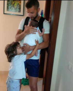 Simão Sabrosa Instagram - Feliz dia do Pai! A colecionar momentos incríveis…tesourinhos a crescerem connosco…a vida é feita destes momentos…o resto é apenas material…AMOR é a entrega mais bonita que se pode ter, receber e dar…
Com amor 
Dos índios e da mamã de meninos para os dois Pais da “casa”